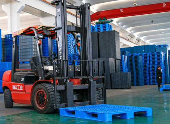 托盤(pán)生產(chǎn)車(chē)間情景